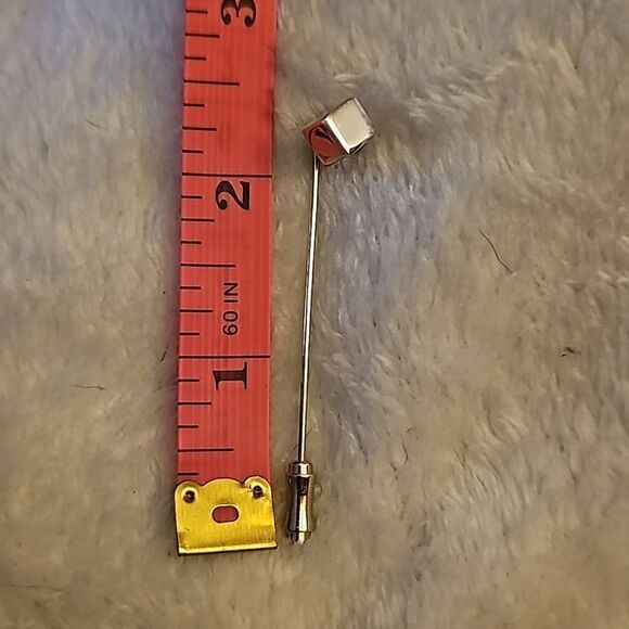 Vintage 925 silver pin with square tip and has the closure at the bottom - Picture 2 of 5